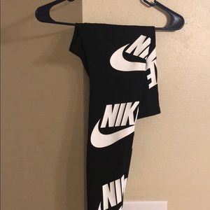 Nike crop top snd leggings matching set.